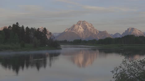 Toma-Manual-De-La-Luz-Del-Amanecer-En-El-Monte-Moran-En-El-Oeste-De-Wyoming,-Filmada-En-4k