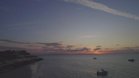 Puesta-De-Sol-Sobre-La-Isla-Great-Keppel-Con-Barcos-Navegando-En-El-Mar-En-Queensland,-Australia