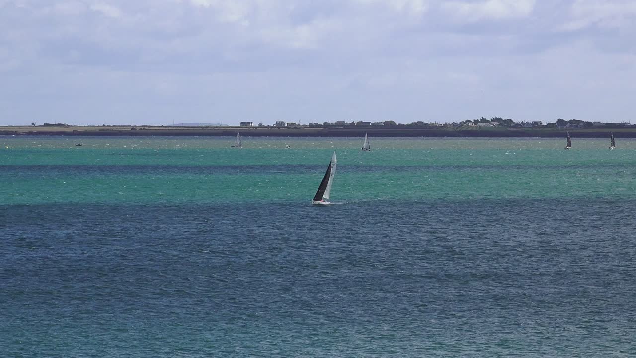 carrera de yates en el estuario de waterford en una hermosa mañana de otoño