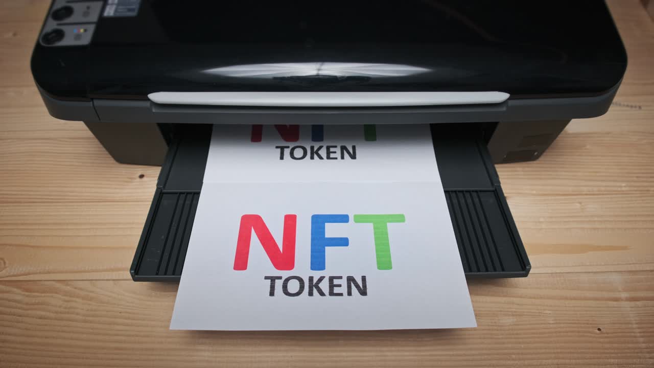 제트 프린터에 의해 인쇄 된  종이에 새겨진 nft 토큰 인쇄