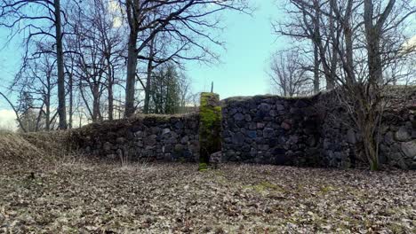 Restos-Del-Muro-De-Piedra-Del-Castillo-Medieval,-Plataforma-Rodante-En-El-Soleado-Día-De-Primavera