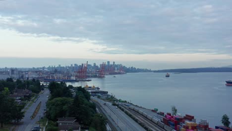 Luftdrohne-Nord-Vancouver-Und-Hafen-Mit-Stimmungsvollen-Wolken-Und