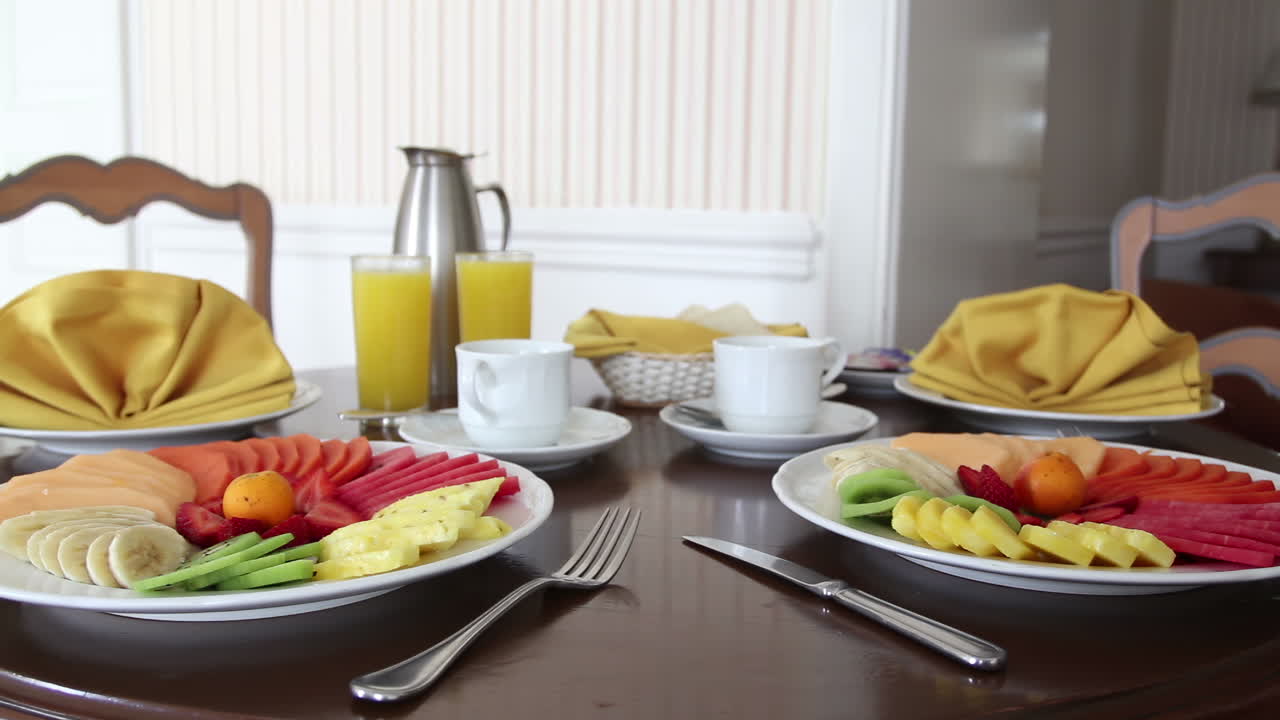 desayuno de frutas en una habitación de hotel