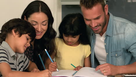 familia feliz dibujando juntos