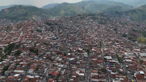 Drohnen-Luftaufnahmen-Der-Südamerikanischen-Stadt-Medellin-Commune-13-San-Javier,-Kolumbien