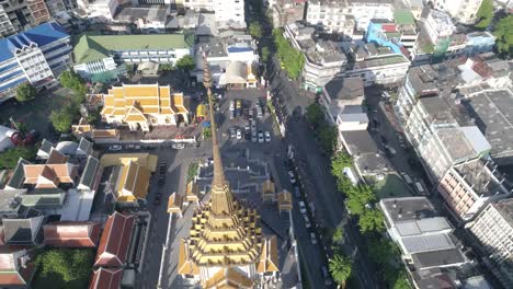 Langsame-Drohnenaufnahme-Der-Spitze-Des-Wat-Traimit-Bangkok,-Thailand