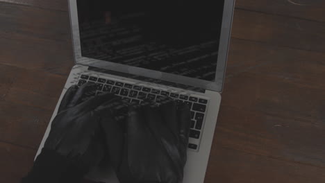 animación del procesamiento de datos con las manos utilizando una computadora portátil
