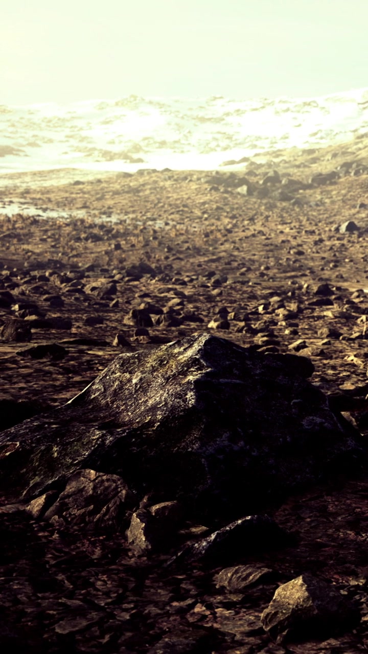 Paesaggio di rocce e colline sotto un cielo nuvoloso in una località distante