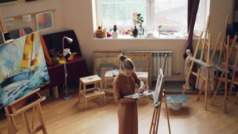 mujer pintando en un estudio de arte