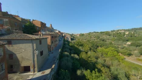 Drone-Ascendiendo-Hacia-Casas-De-Techo-De-Tejas-En-Sinalunga-Toscana,-Italia---Antena