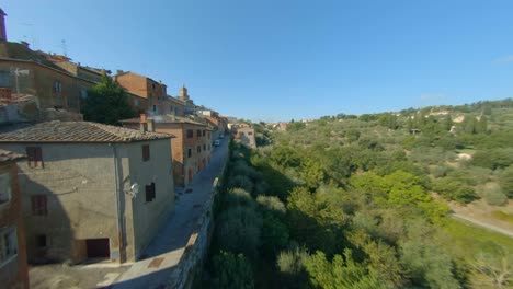drone ascendiendo hacia casas de techo de tejas en sinalunga toscana, italia - antena