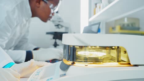 Científico trabajando en un laboratorio