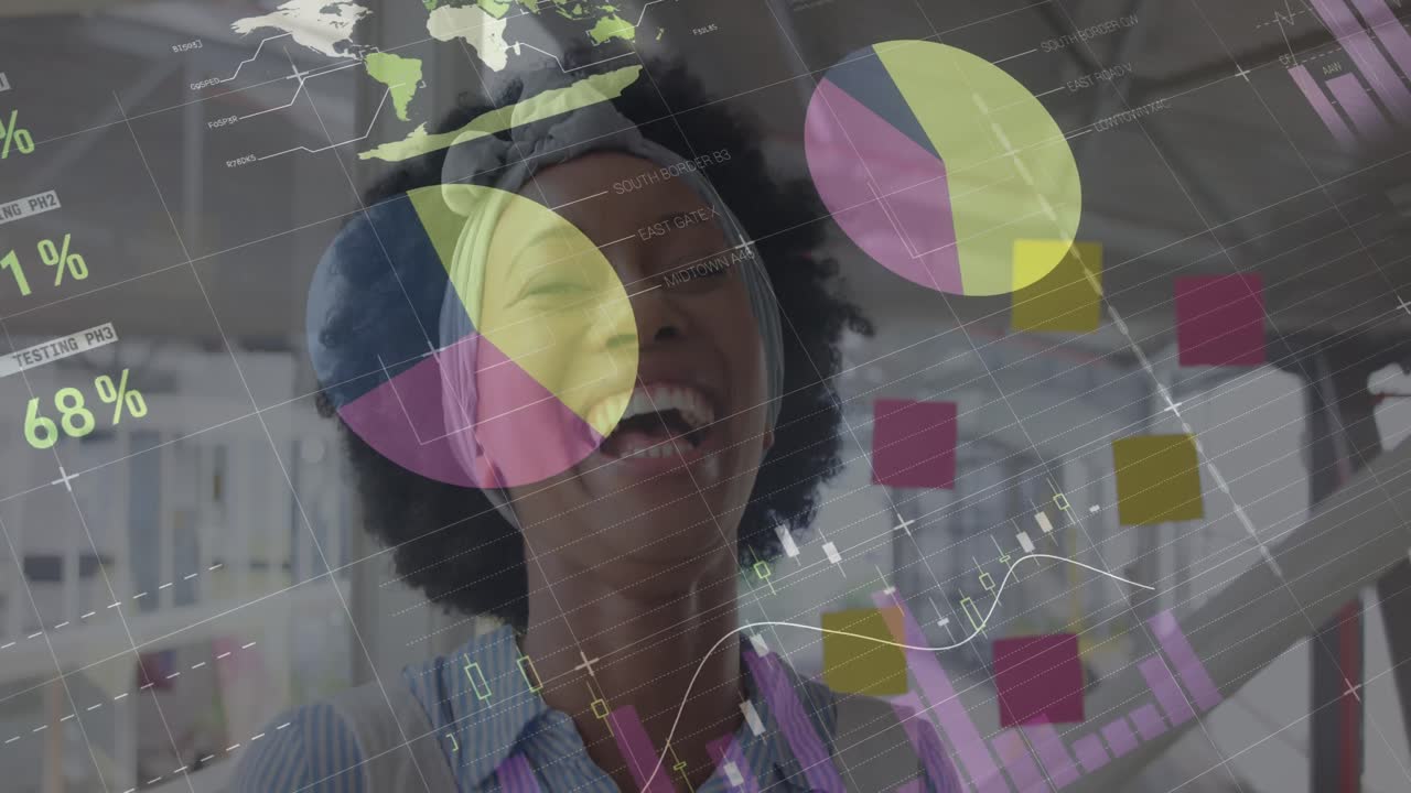 animación de procesamiento de datos sobre mujer de negocios afroamericana sonriendo