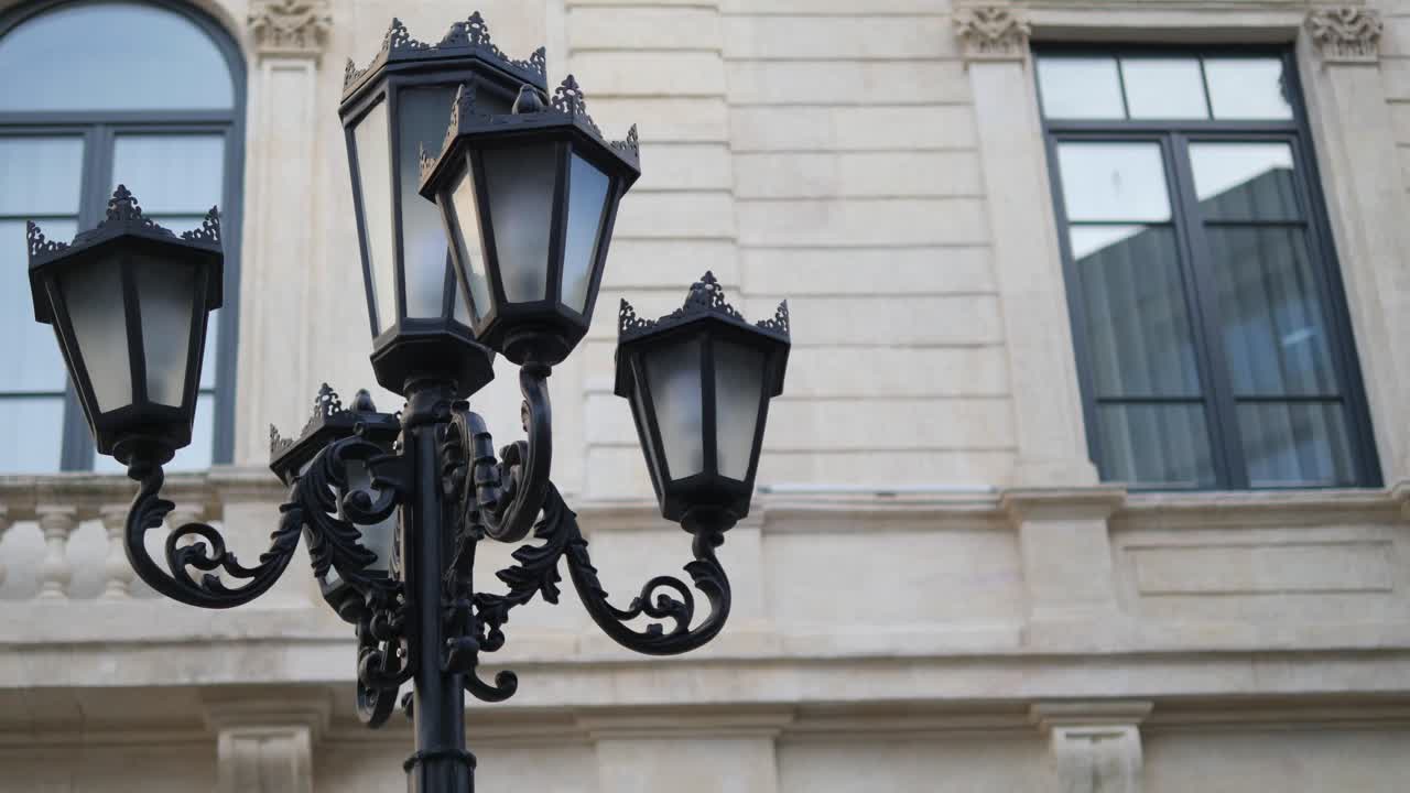 primer plano de una lámpara de calle negra ornamentada