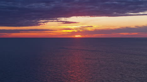puesta de sol sobre el océano
