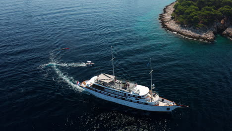 Velero-Turístico-Cruzando-El-Mar-Adriático-Cerca-De-Las-Islas-Paklinski,-Hvar,-Croacia