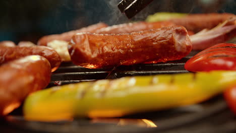 salchichas y verduras a la parrilla