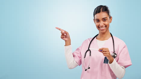 cara, médico y prueba de embarazo por parte de la mujer con la mano