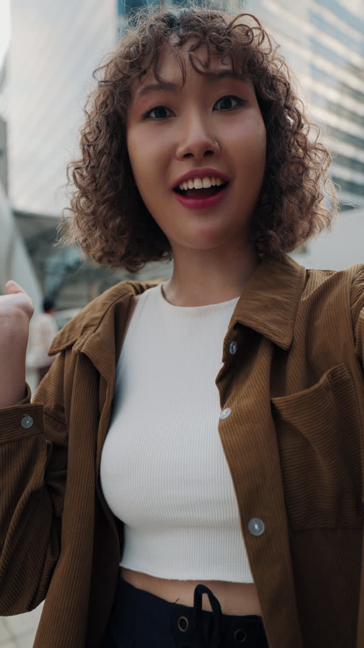 mujer tomando una selfie en la ciudad