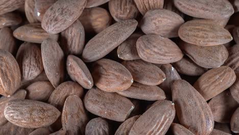 nueces de almendras naturales en el fondo - video en bucle