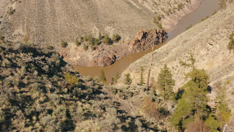 Revelación-Aérea-Sobre-La-Montaña-Del-Desierto-Del-Río-Fangoso-En-El-Valle-De-Abajo