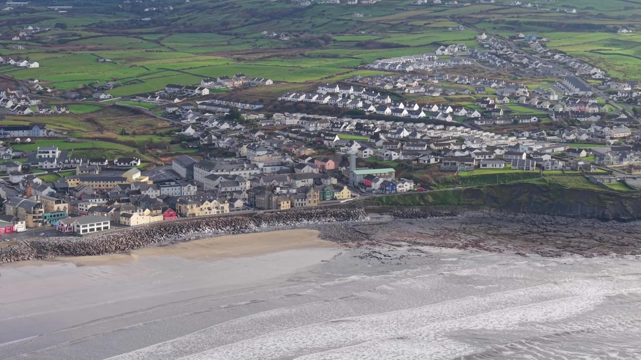 Piccoli insediamenti sulla spiaggia di Lahinch nella baia di Liscannor, sulla costa nord-occidentale della Contea di Clare, Irlanda. Ripresa aerea