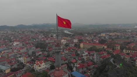 vista aérea de la ciudad de lang son, vietnam, con una gran bandera