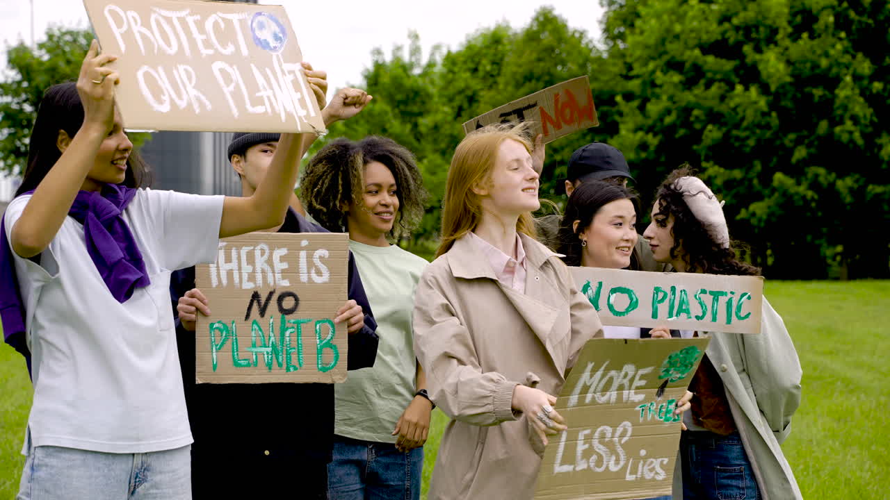 확성기와 현수막을 들고 항의하는 사람들 1