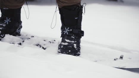 在白色粉末雪的顶部上滑过