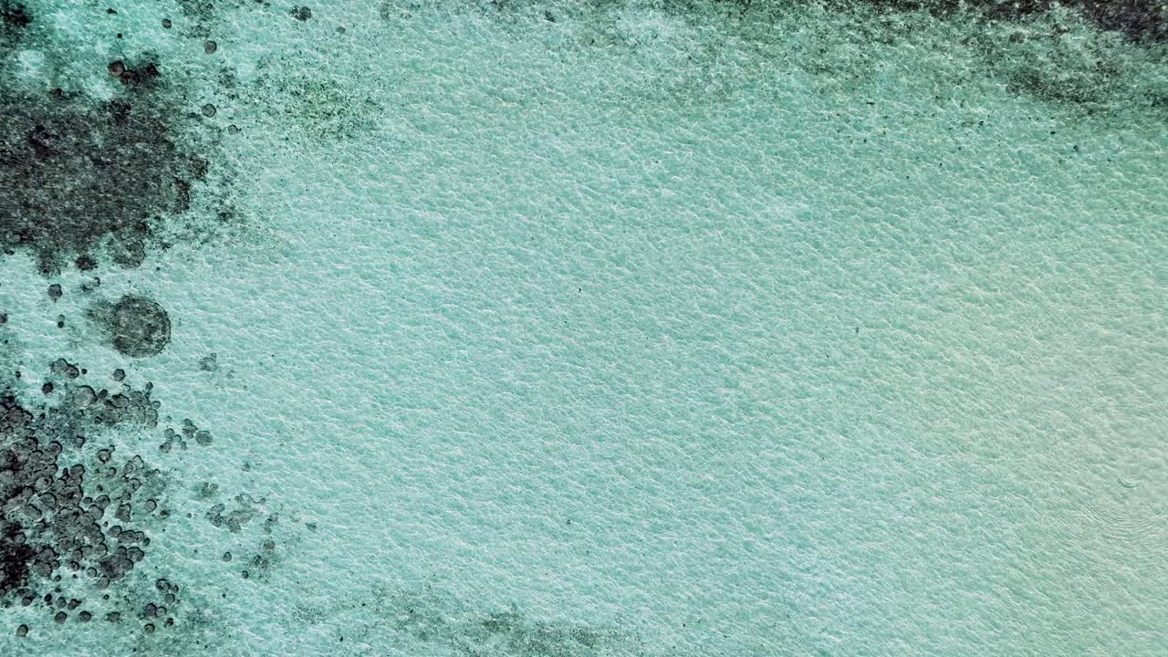 여름 에 열대 해변 낙원 에서 모래 바닥 이 있는  ⁇ 은 바 ⁇ 물 의 공중 전망