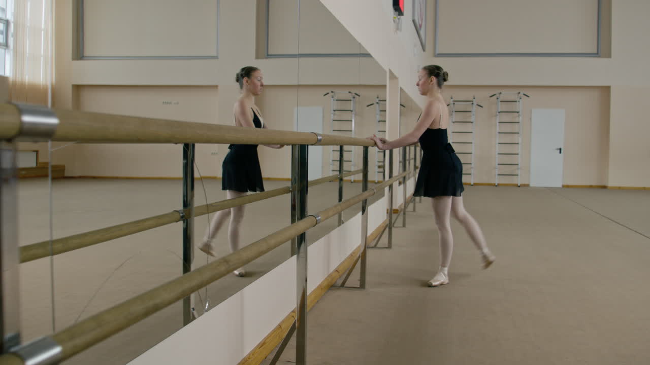 bailarín de ballet practicando en la barra