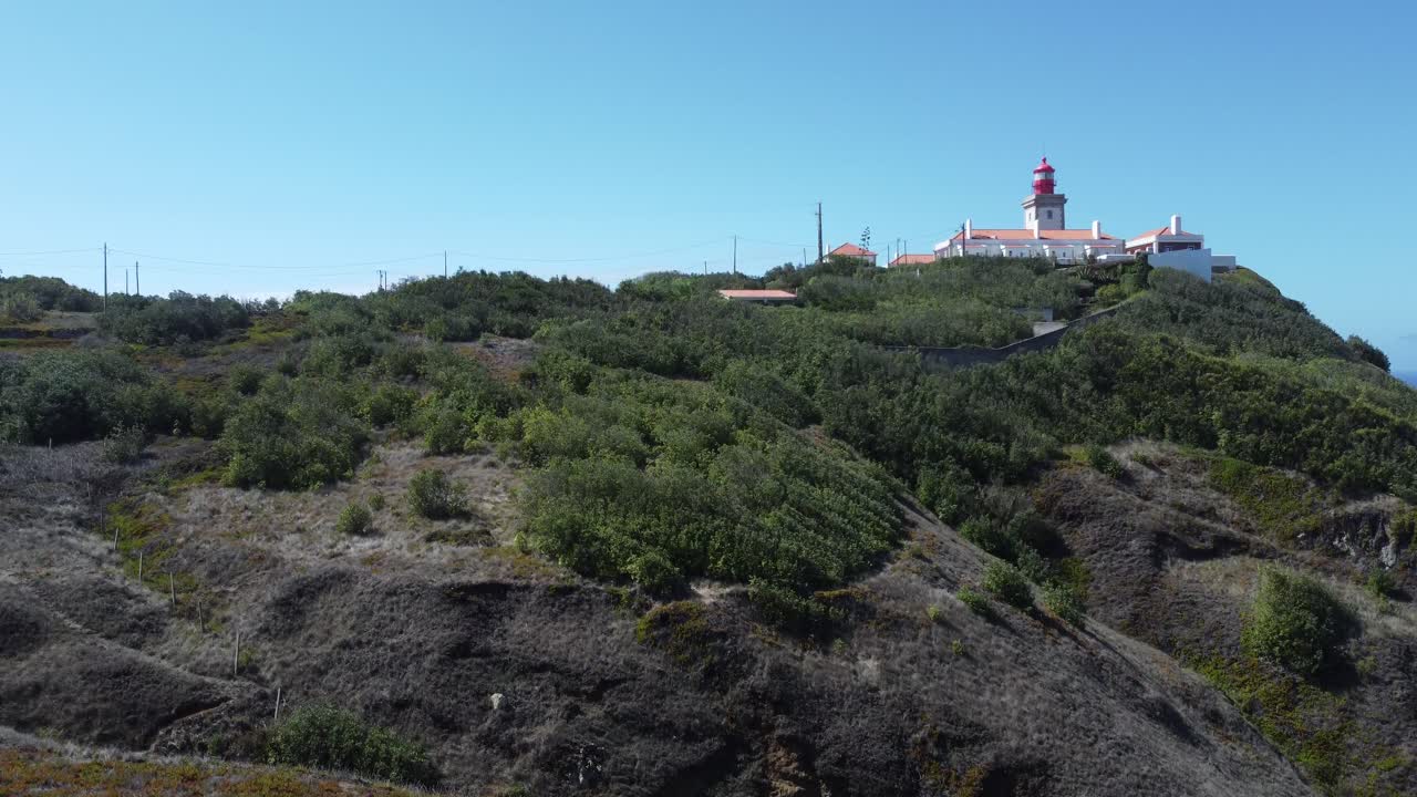 sumérgete en la belleza diurna del paisaje portugués mientras el dron revela calas ocultas y acantilados dramáticos que rodean el faro.
