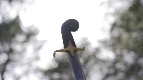 una herramienta de guerra medieval, la espada.