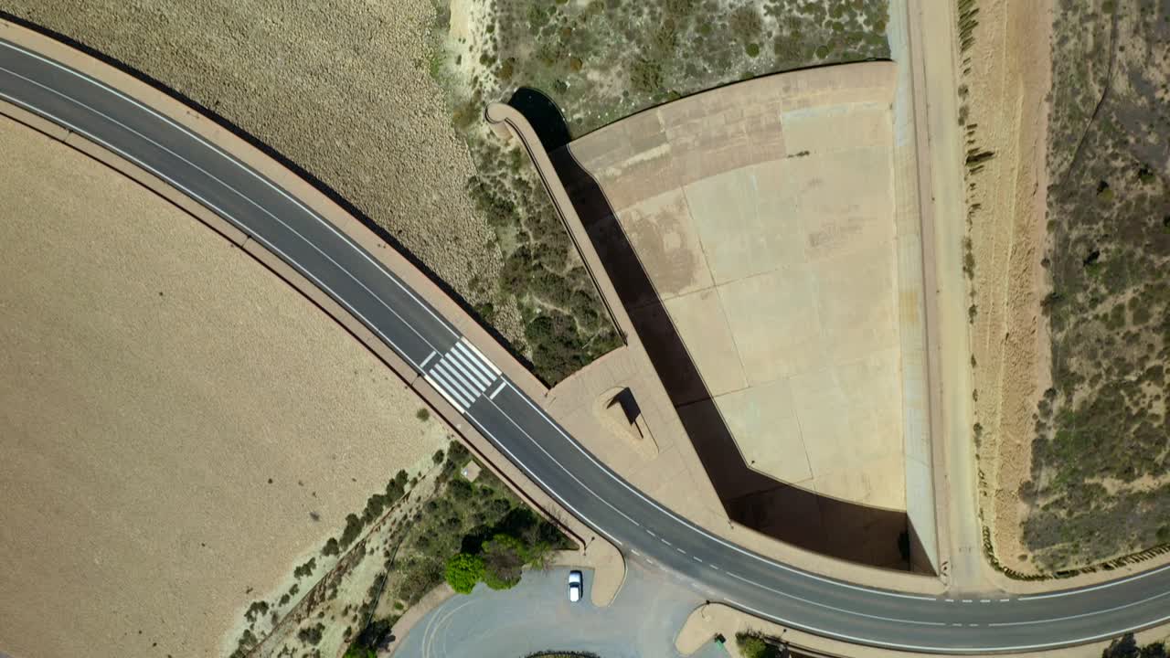 intersección de rotonda en terreno de los suburbios
