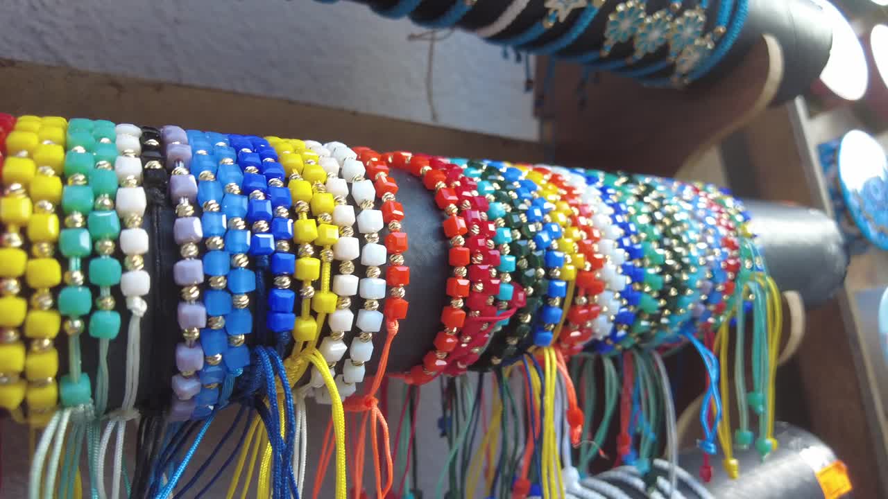 exhibición de pulseras de cuentas coloridas