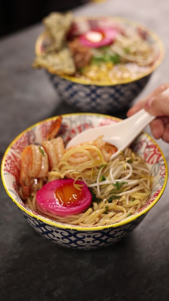 delicioso ramen de camarón con huevo rosa