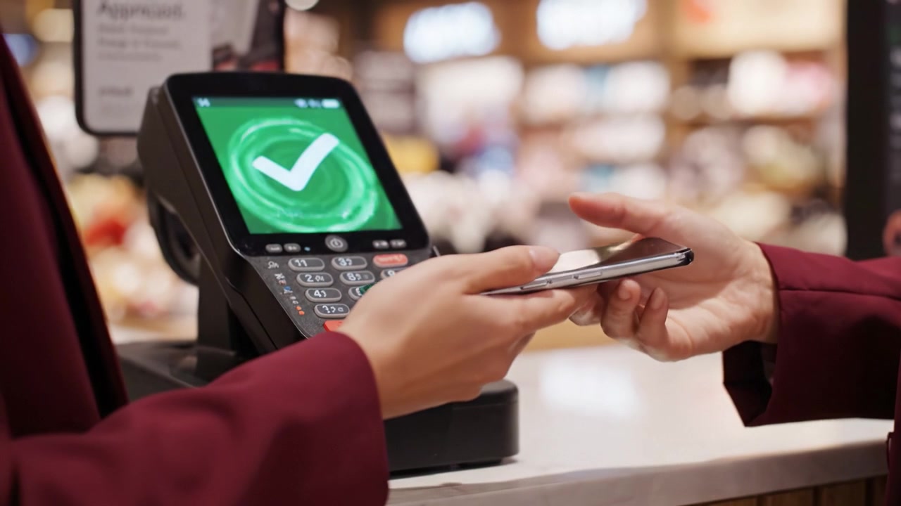 A Modern Payment Experience: Seamless Transactions with Contactless Technology at the Cash Register in a Retail Environment