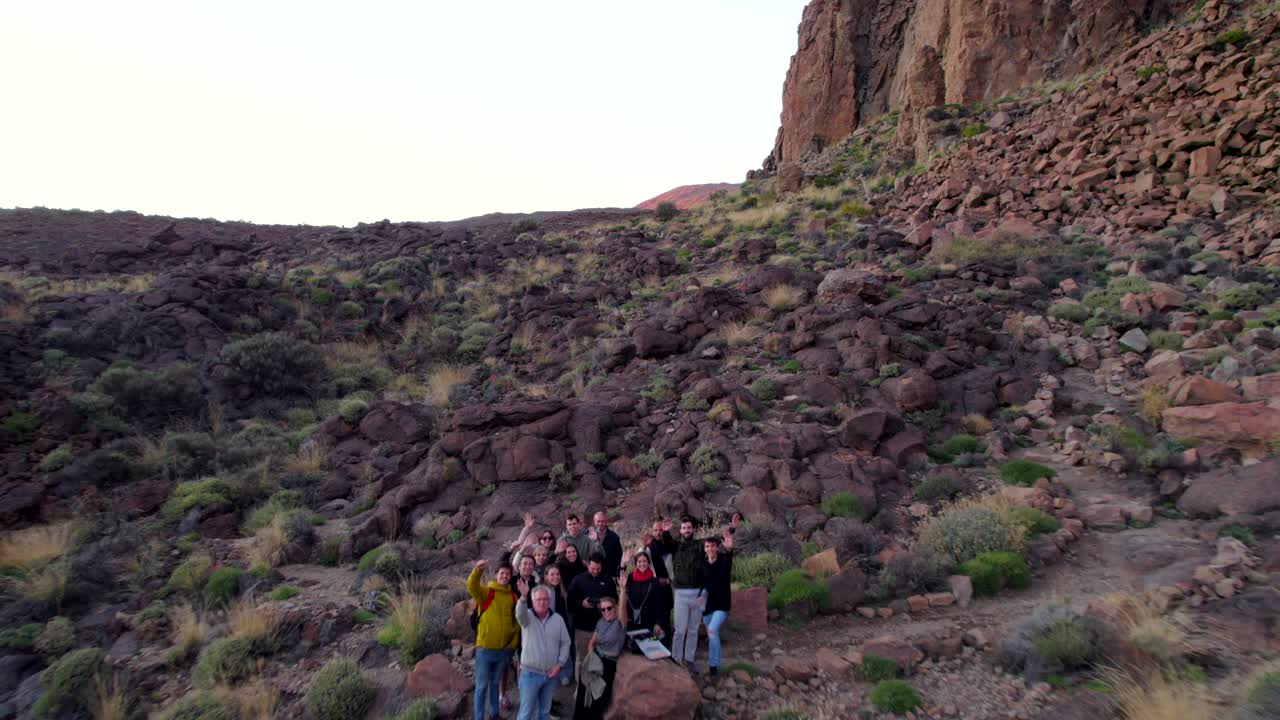 vuelo de drones a una familia numerosa visitando un parque nacional del desierto rocoso