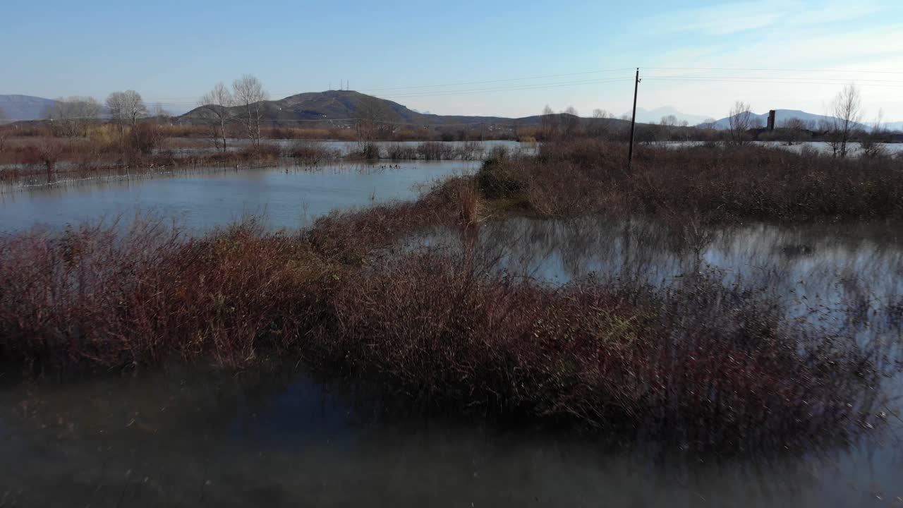 알바니아에서 비오는 날 이후 물에 잠긴 농경지 침수