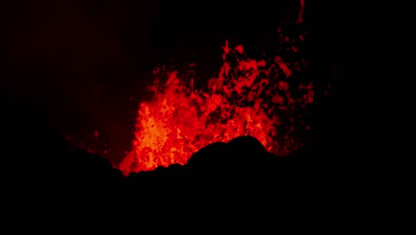 erupción del volcán que expulsa magma naranja caliente del cráter, litli-hrutur