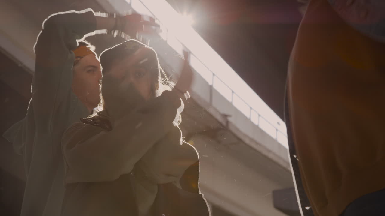 amigos bajo un puente