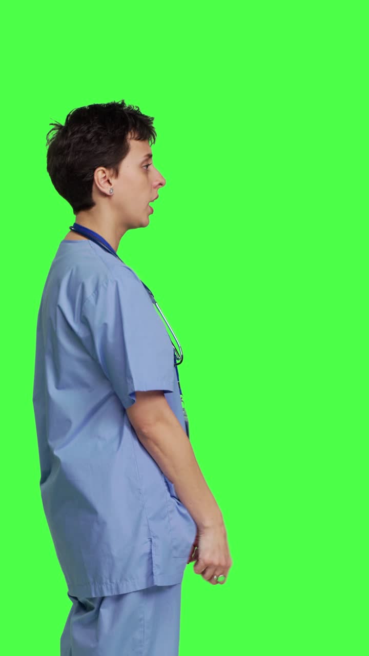Infermiera irritata di profilo che urla no e discute con qualcuno su greenscreen
