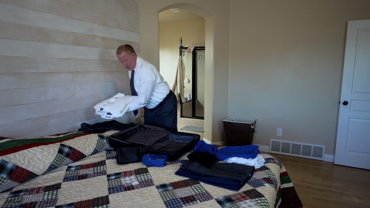 출장을 위해 여행 가방을 정리하고 포장하는 중역