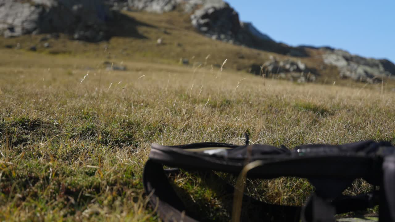 고산 풍경, 노란 잔디, 근접 촬영에서 인식 할 수없는 드론이 이륙합니다.