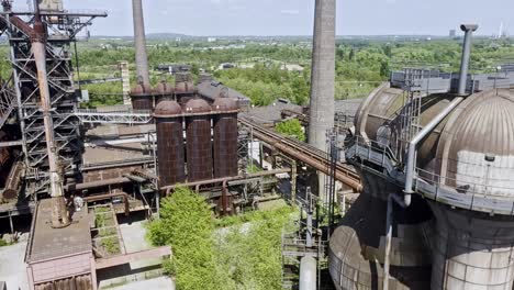 Blick-Auf-Das-Gelände-Des-Duisburger-Landschaftsparks-Mit-Leitungen-Und-Rohren-Bei-Schönem-Wetter