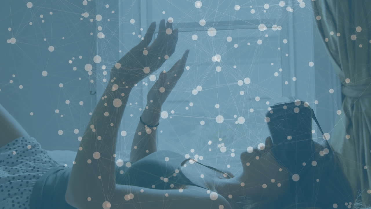 가상 현실 헤드 ⁇ 을 착용하면서 침대에 누워있는 여성