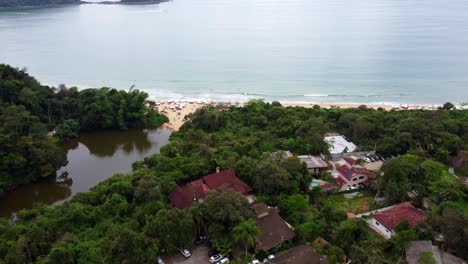 Vuelo-Aéreo-Sobre-El-Bosque,-La-Playa-Y-El-Mar-De-Ubatuba-En-Un-Día-Soleado,-Brasil