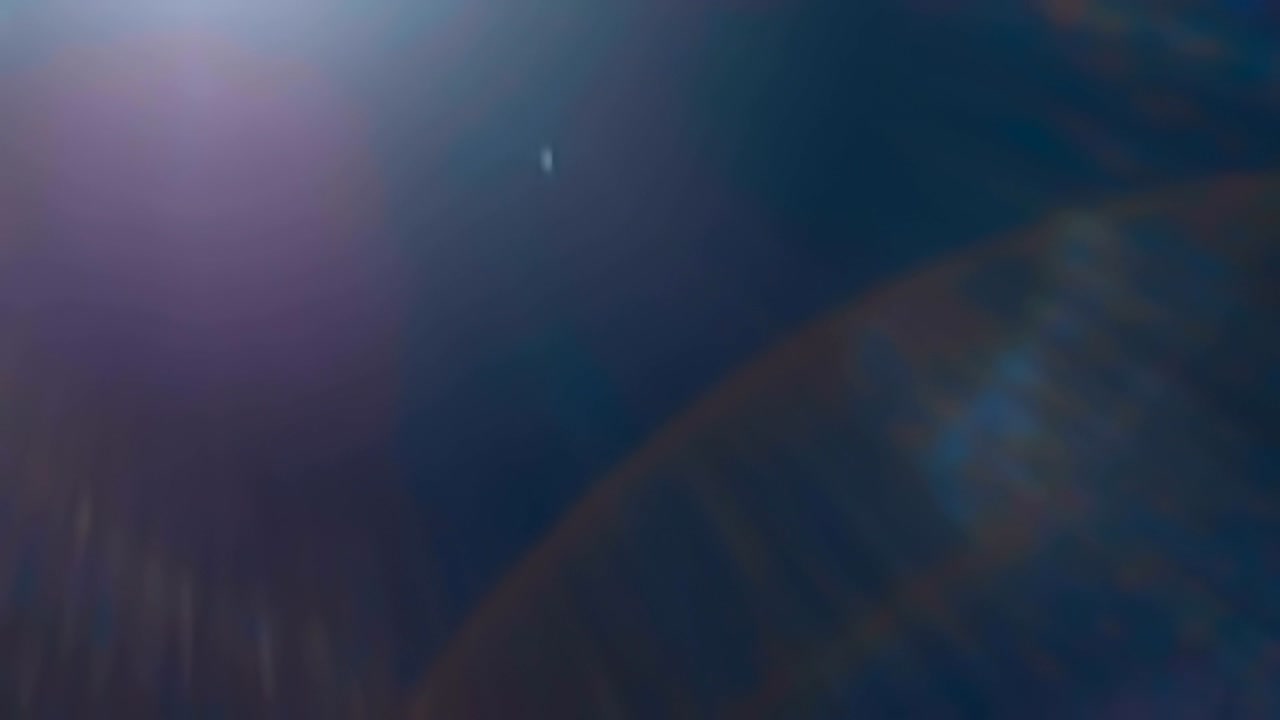 검은 바탕에 밝은 빛의 원천에서 렌즈에 다채로운 플레어