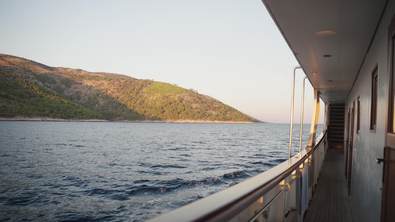 Inselhüpfen in der Adria. Blick von einer Yacht tagsüber in Kroatien. Statische Aufnahme.