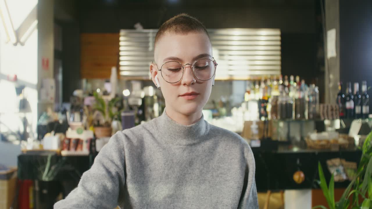 mujer disfrutando de café en un acogedor café